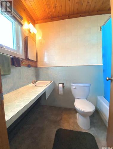 211 2Nd Avenue Ne, Swift Current, SK - Indoor Photo Showing Bathroom