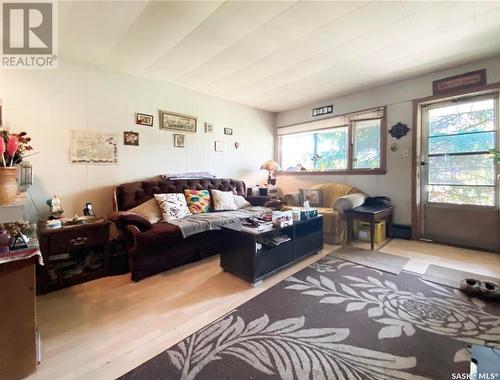 211 2Nd Avenue Ne, Swift Current, SK - Indoor Photo Showing Living Room