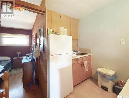 211 2Nd Avenue Ne, Swift Current, SK - Indoor Photo Showing Kitchen With Double Sink