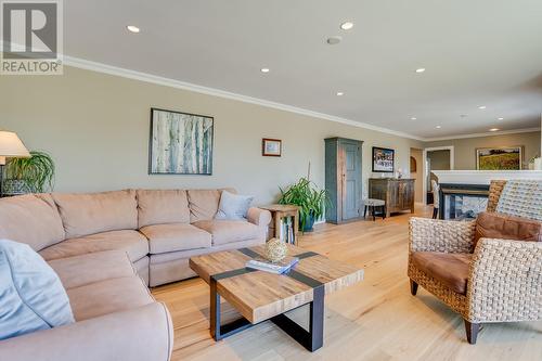 431 Okaview Road, Kelowna, BC - Indoor Photo Showing Living Room