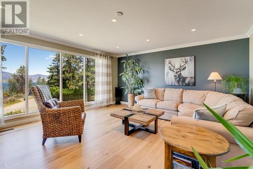 431 Okaview Road, Kelowna, BC - Indoor Photo Showing Living Room