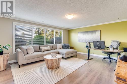 431 Okaview Road, Kelowna, BC - Indoor Photo Showing Living Room