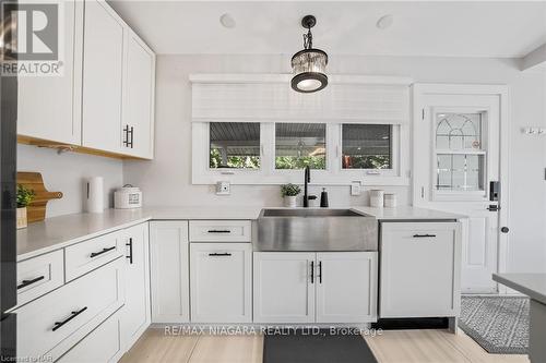 2 Mallette Crescent, Niagara-On-The-Lake, ON - Indoor Photo Showing Kitchen