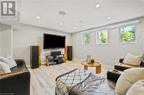 2 Mallette Crescent, Niagara-On-The-Lake, ON - Indoor Photo Showing Living Room