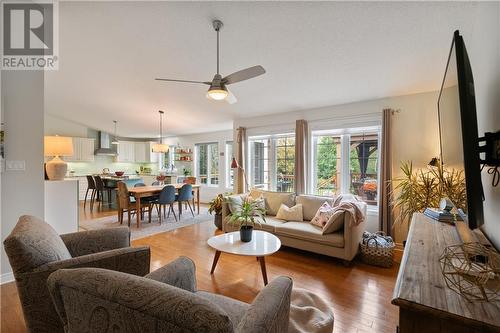 135 Oak Lane, Perth, ON - Indoor Photo Showing Living Room