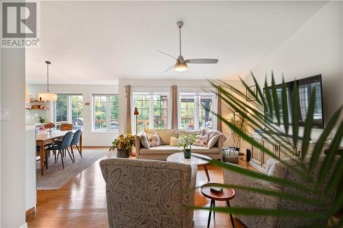 135 Oak Lane, Perth, ON - Indoor Photo Showing Living Room