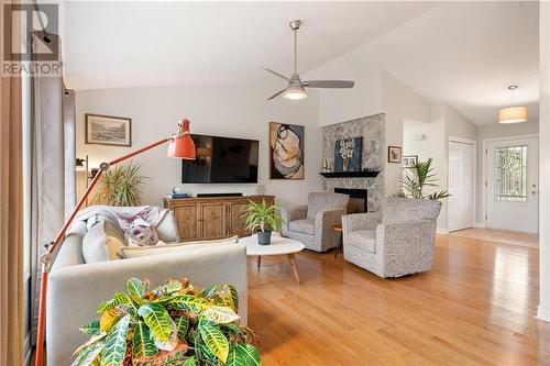 135 Oak Lane, Perth, ON - Indoor Photo Showing Living Room