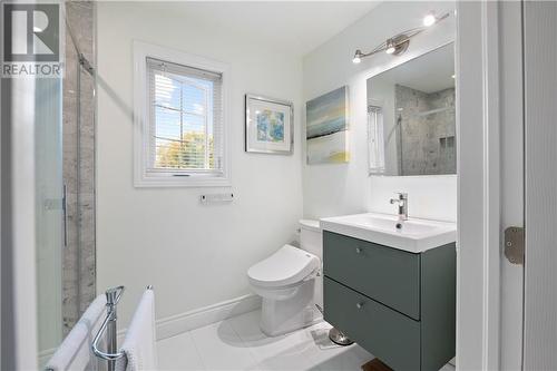 135 Oak Lane, Perth, ON - Indoor Photo Showing Bathroom