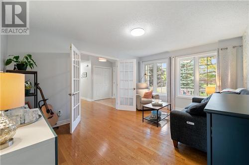 135 Oak Lane, Perth, ON - Indoor Photo Showing Living Room