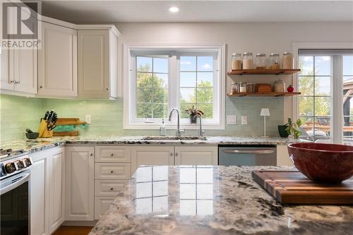 135 Oak Lane, Perth, ON - Indoor Photo Showing Kitchen With Upgraded Kitchen