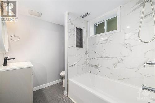 925 Elsett Drive, Ottawa, ON - Indoor Photo Showing Bathroom