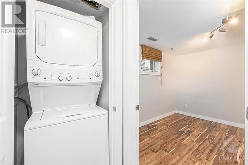 925 Elsett Drive, Ottawa, ON - Indoor Photo Showing Laundry Room