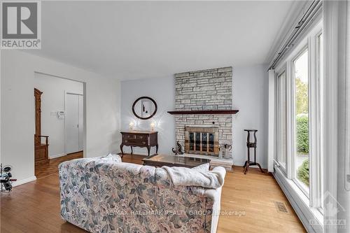 26 Dunham Street, Ottawa, ON - Indoor Photo Showing Living Room With Fireplace