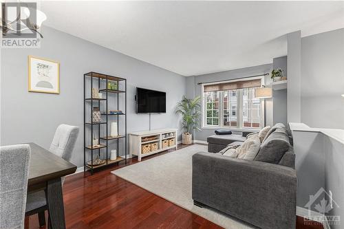 116 Wharhol Private, Ottawa, ON - Indoor Photo Showing Living Room