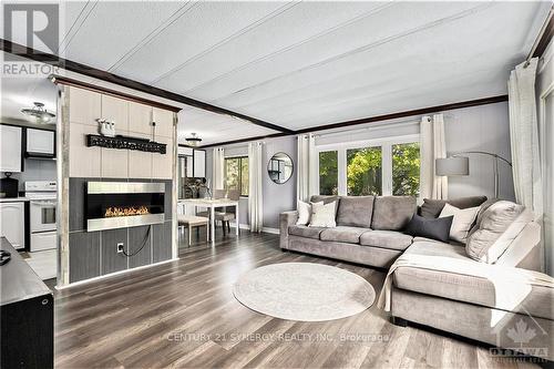 8887 Lynwood Park, Ottawa, ON - Indoor Photo Showing Living Room