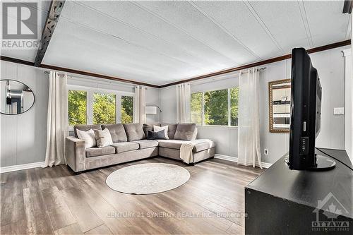 8887 Lynwood Park, Ottawa, ON - Indoor Photo Showing Living Room