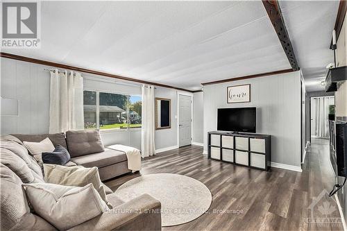 8887 Lynwood Park, Ottawa, ON - Indoor Photo Showing Living Room