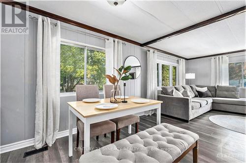 8887 Lynwood Park, Ottawa, ON - Indoor Photo Showing Living Room