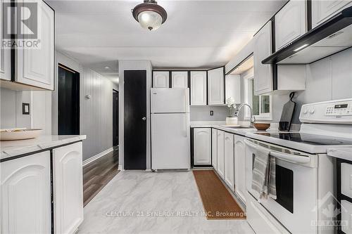 8887 Lynwood Park, Ottawa, ON - Indoor Photo Showing Kitchen