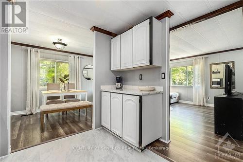 8887 Lynwood Park, Ottawa, ON - Indoor Photo Showing Kitchen