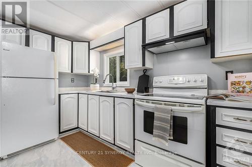 8887 Lynwood Park, Ottawa, ON - Indoor Photo Showing Kitchen