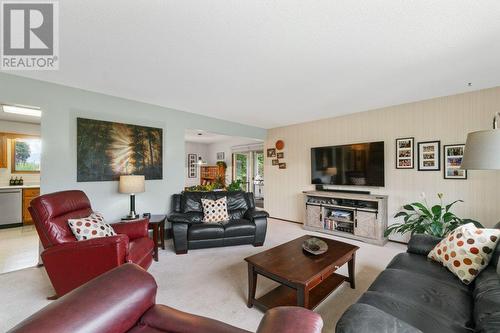 2501 Crestview Road, West Kelowna, BC - Indoor Photo Showing Living Room