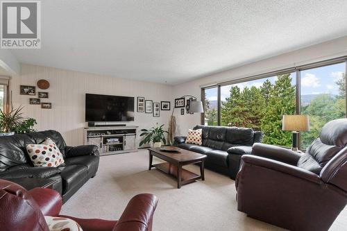 2501 Crestview Road, West Kelowna, BC - Indoor Photo Showing Living Room