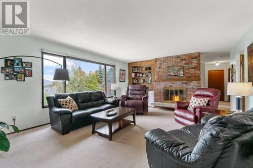 2501 Crestview Road, West Kelowna, BC - Indoor Photo Showing Living Room With Fireplace