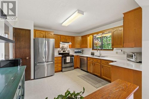 2501 Crestview Road, West Kelowna, BC - Indoor Photo Showing Kitchen With Double Sink