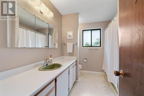 2501 Crestview Road, West Kelowna, BC - Indoor Photo Showing Bathroom