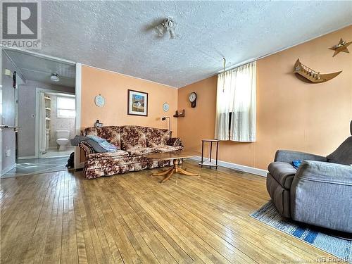 9994 Route 8 Street, Blissfield, NB - Indoor Photo Showing Living Room