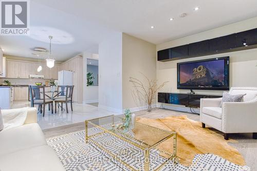 96 Glenmeadow Crescent, Hamilton, ON - Indoor Photo Showing Living Room