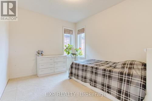 96 Glenmeadow Crescent, Hamilton, ON - Indoor Photo Showing Bedroom