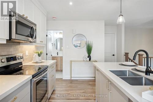 11 Campion Court, Georgina, ON - Indoor Photo Showing Kitchen With Stainless Steel Kitchen With Double Sink With Upgraded Kitchen