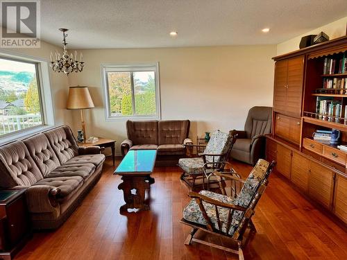 3251 41St Street, Osoyoos, BC - Indoor Photo Showing Living Room