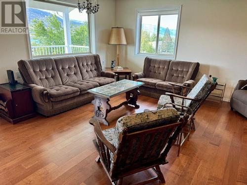 3251 41St Street, Osoyoos, BC - Indoor Photo Showing Living Room