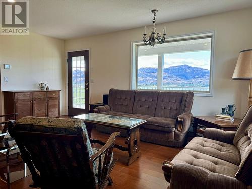 3251 41St Street, Osoyoos, BC - Indoor Photo Showing Living Room