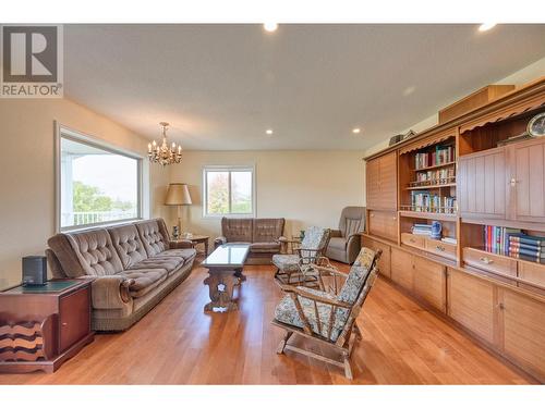 3251 41St Street, Osoyoos, BC - Indoor Photo Showing Living Room