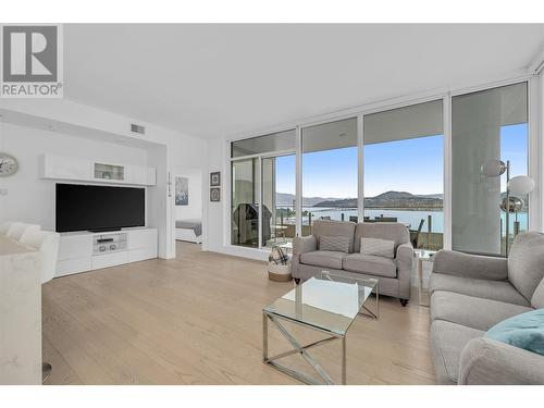 1191 Sunset Street Unit# 1905, Kelowna, BC - Indoor Photo Showing Living Room