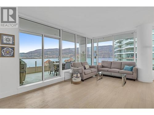 1191 Sunset Street Unit# 1905, Kelowna, BC - Indoor Photo Showing Living Room