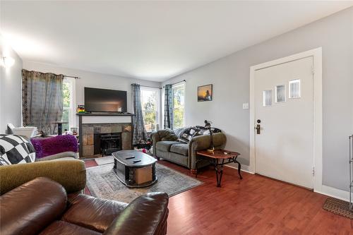 491 6 Street, Salmon Arm, BC - Indoor Photo Showing Living Room With Fireplace