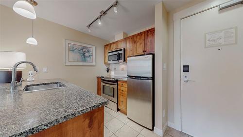 234-4200 Lakeshore Drive Drive, Osoyoos, BC - Indoor Photo Showing Kitchen With Double Sink