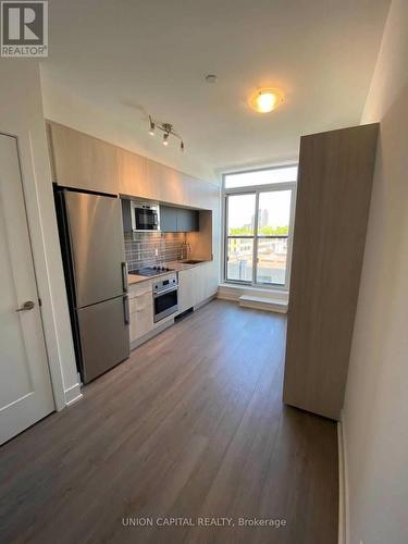 427 - 1 Belsize Drive, Toronto, ON - Indoor Photo Showing Kitchen