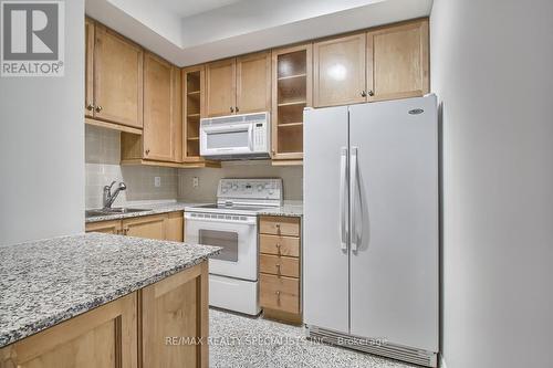 601 - 60 Byng Avenue, Toronto, ON - Indoor Photo Showing Kitchen