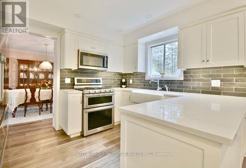 18 Valley Drive, Barrie, ON - Indoor Photo Showing Kitchen With Upgraded Kitchen