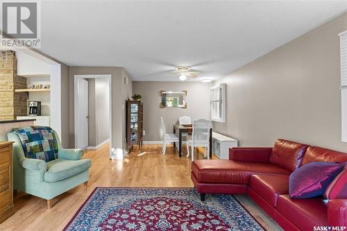 1414 Lorne Avenue, Saskatoon, SK - Indoor Photo Showing Living Room