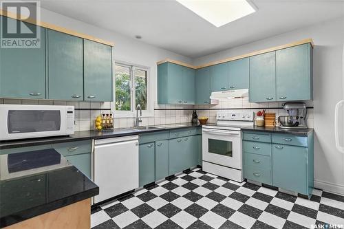 1414 Lorne Avenue, Saskatoon, SK - Indoor Photo Showing Kitchen