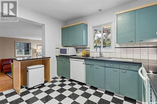 1414 Lorne Avenue, Saskatoon, SK - Indoor Photo Showing Kitchen