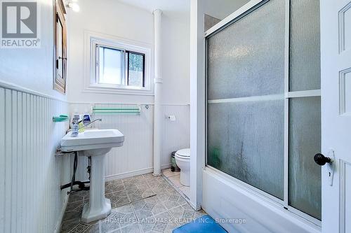 56 Arthur Avenue N, Hamilton, ON - Indoor Photo Showing Bathroom