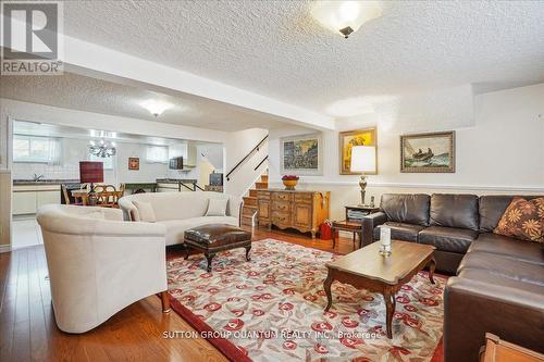 19 Meadowbrook Crescent, St. Catharines, ON - Indoor Photo Showing Living Room